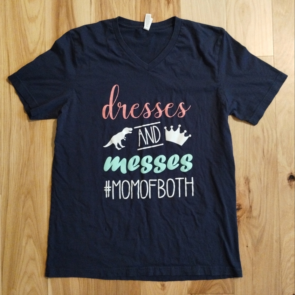 Dresses and Messes mom life graphic T shirt size women's large
